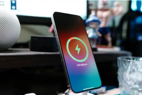 景泰苹果15换屏服务分享用什么充电器给iPhone15充电更好 